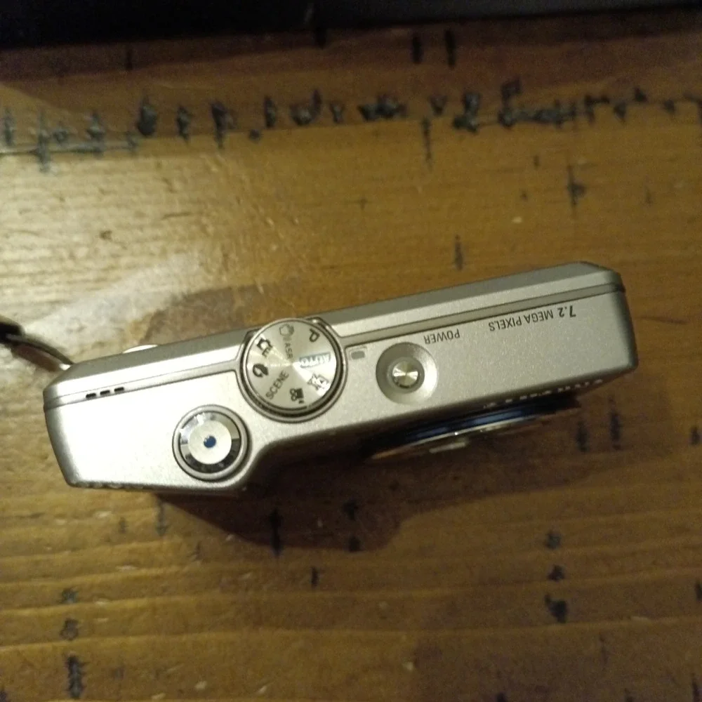 Samsung L73 Digital Camera 7.2MP Silver Compact Point and Shoot Box UNTESTED b4
